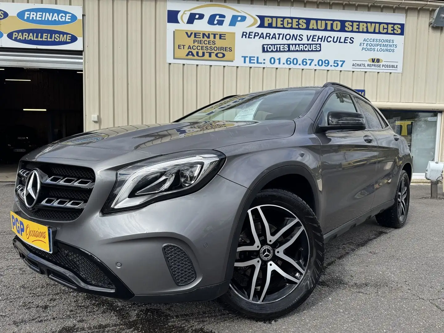 Mercedes-Benz GLA 200 200 INSPIRATION 7G-DCT Grau - 1