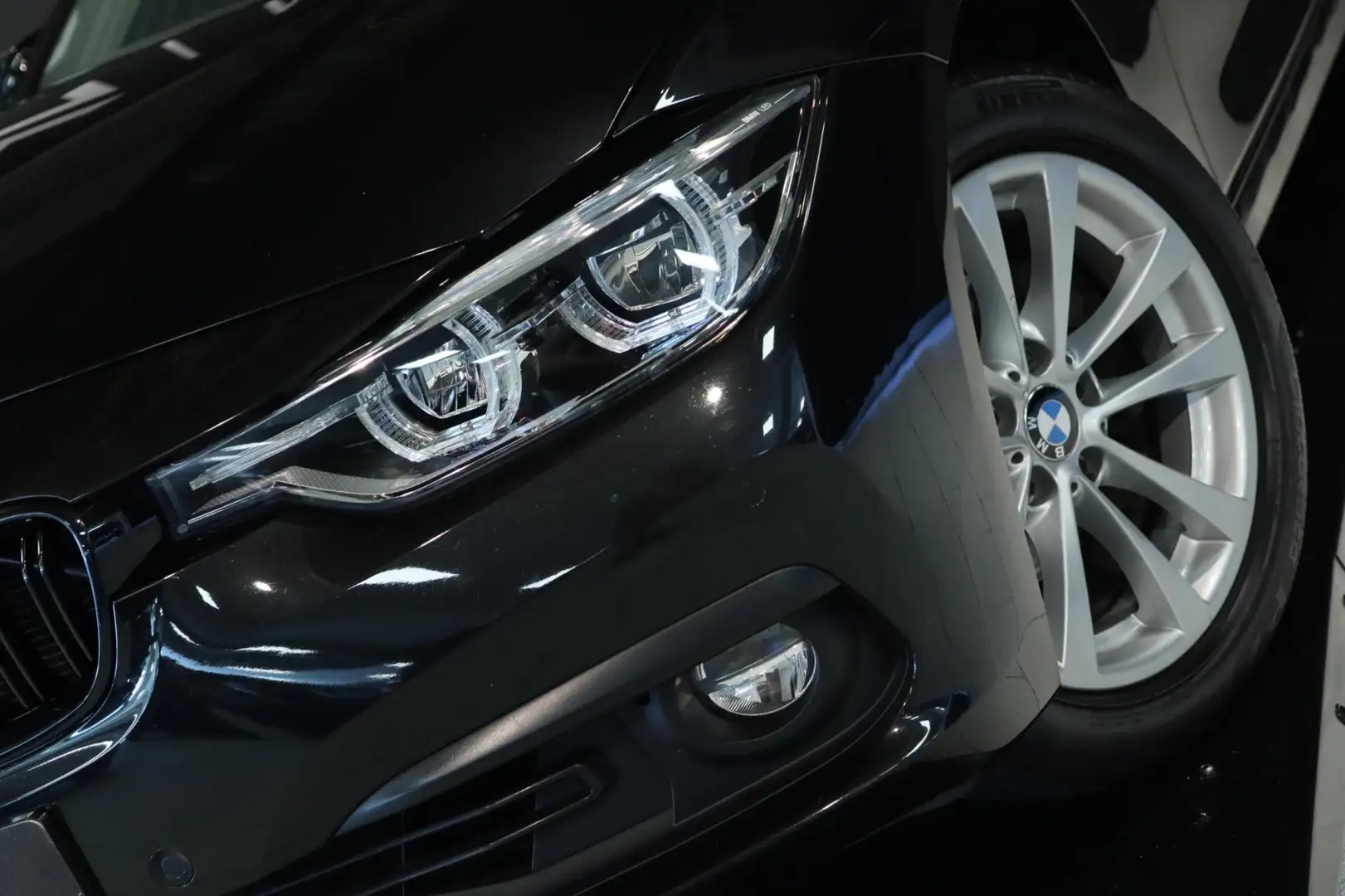 BMW 318 3-serie Touring 318i Sportline / PANODAK / LED / P Nero - 2