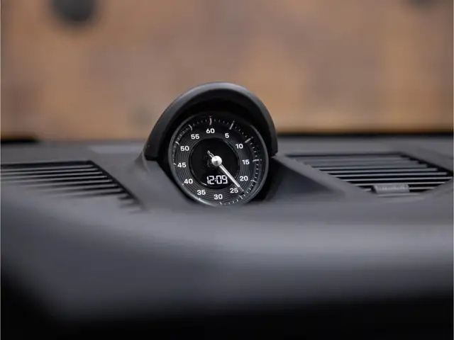Porsche 911 view 27