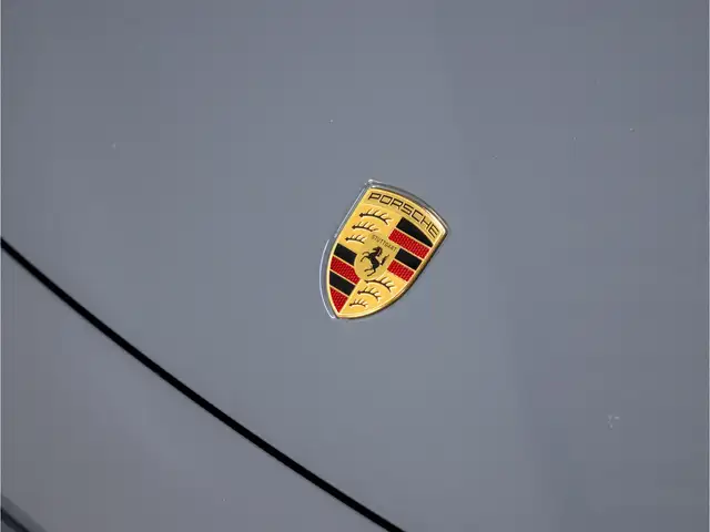 Porsche 992 view 9