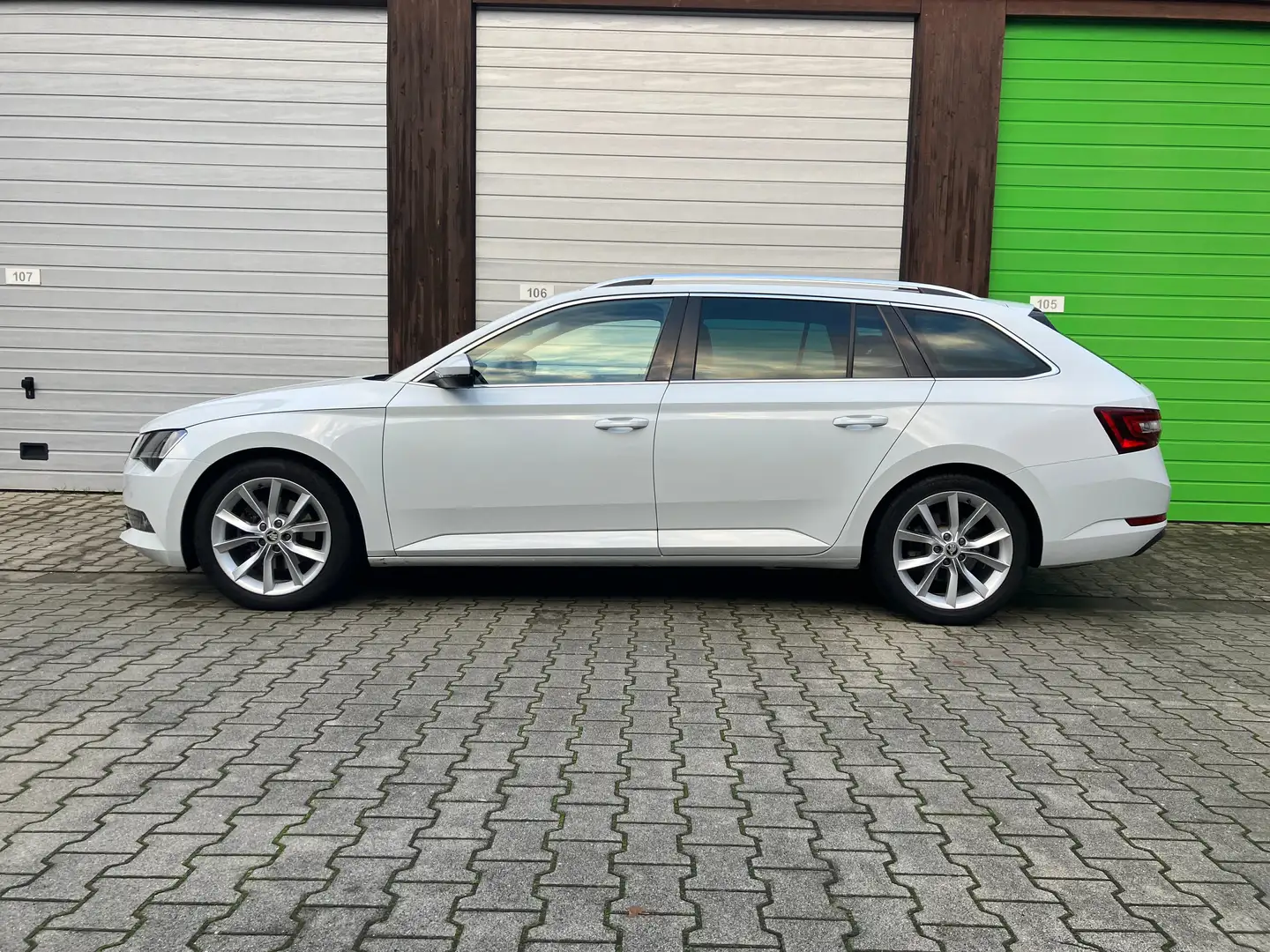 Skoda Superb Style *NAVI*KAMERA*STANDHZG.*AHK*BI-XENON*SOUNDS.* Weiß - 2