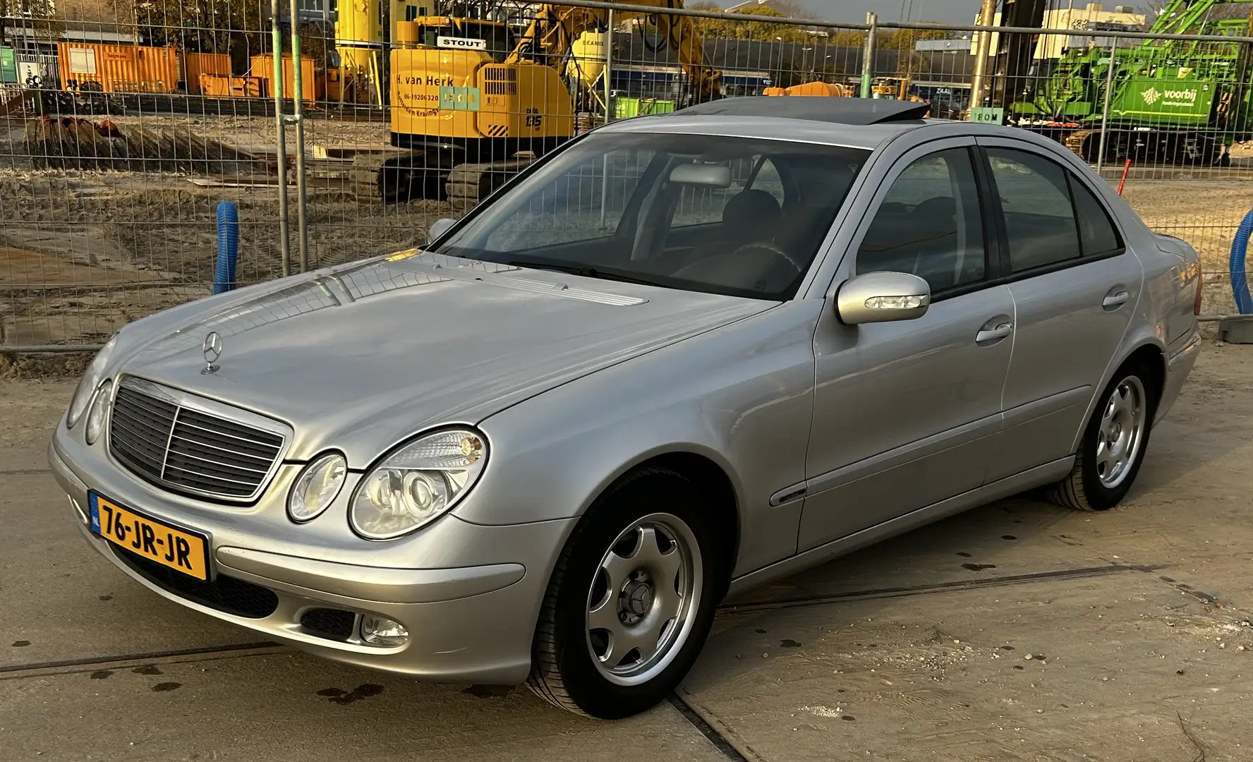 Mercedes-Benz E 240 Classic Youngtimer Bluetooth Trekhaak Airco NAP Grijs - 2