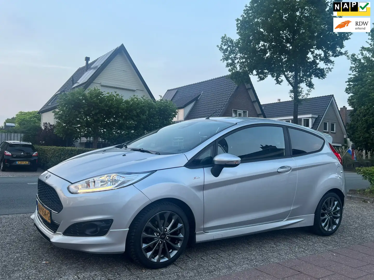Ford Fiesta 1.0 EcoBoost ST Line 125 PK - NL-AUTO-NAP. Gris - 1
