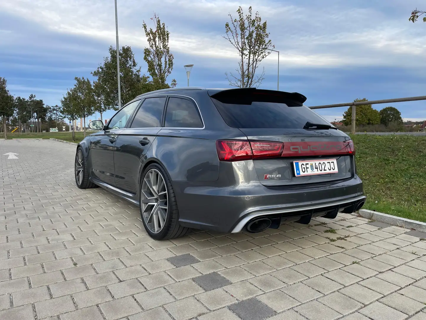 Audi RS6 RS6 Avant performance 4,0 TFSI COD tiptronic COD Grau - 2