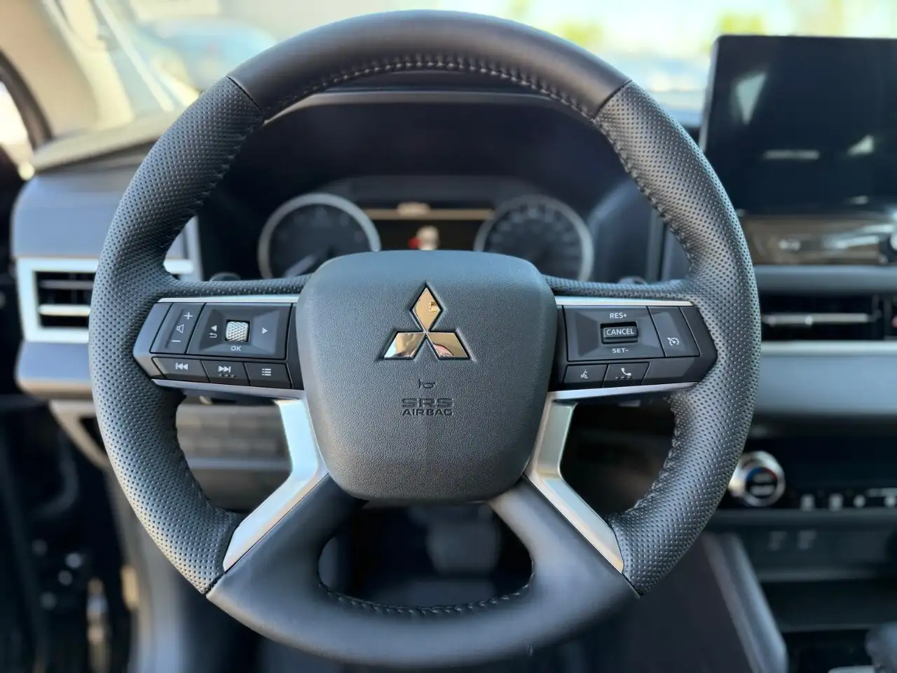 Mitsubishi Outlander снимка Mitsubishi Outlander
