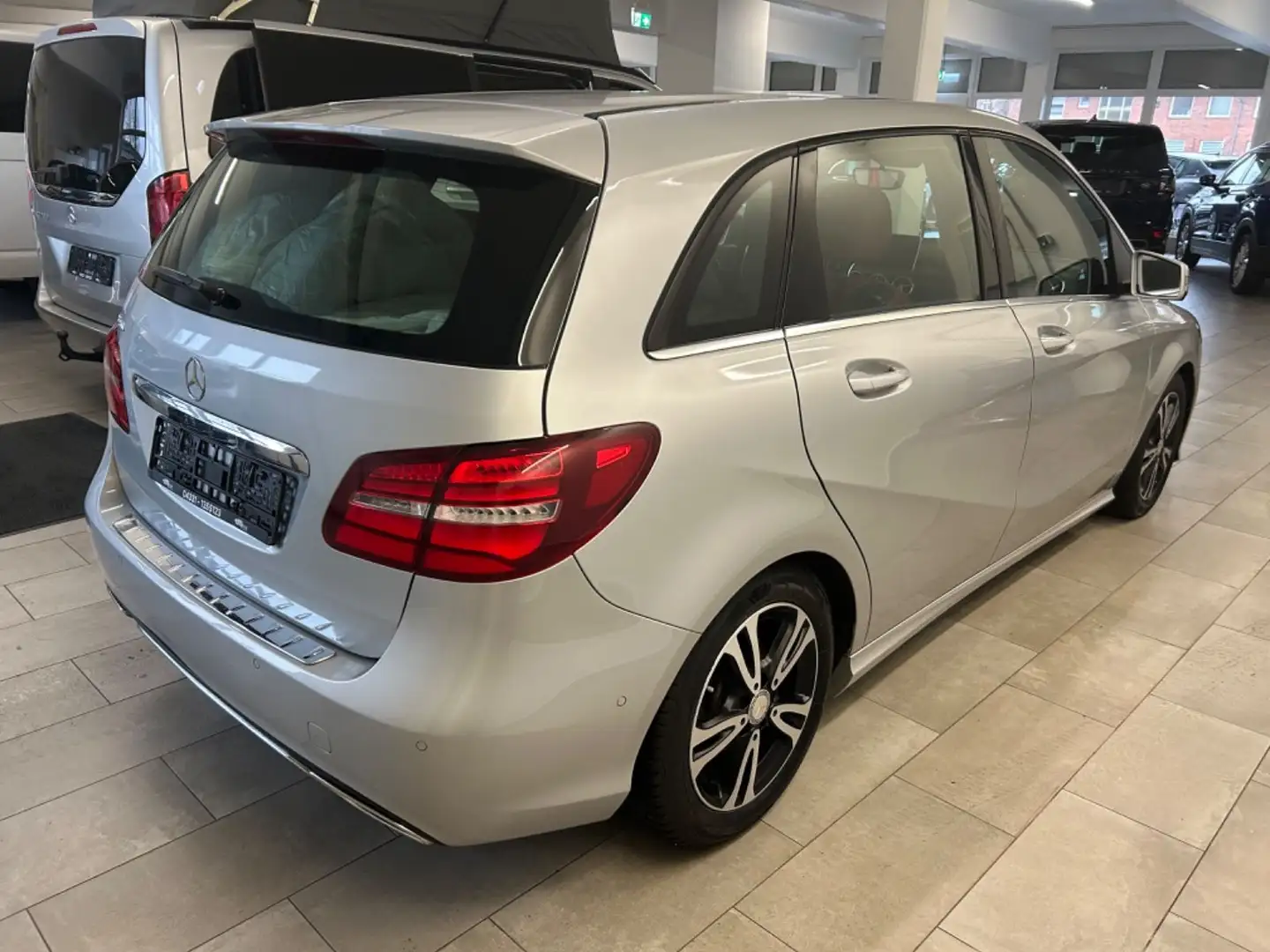 Mercedes-Benz B 180 *Navi *Leder *LED * Silber - 2
