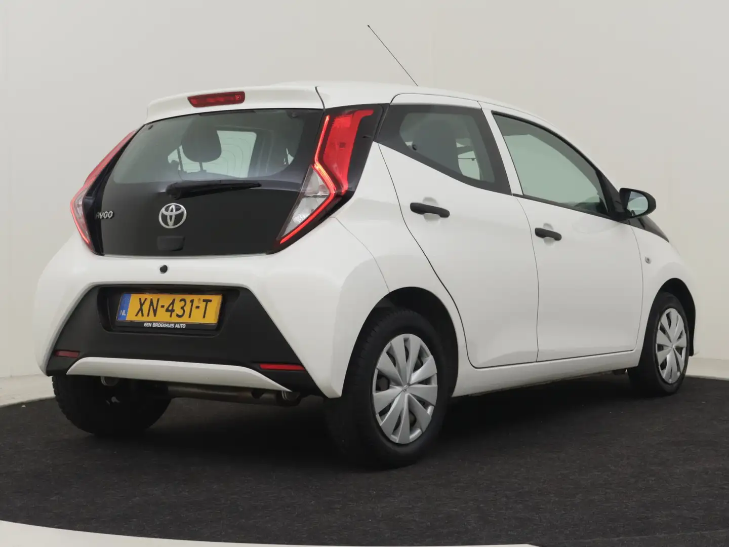 Toyota Aygo 1.0 VVT-i 73pk x-fun | 1ste eigenaar | Airco | LED Wit - 2
