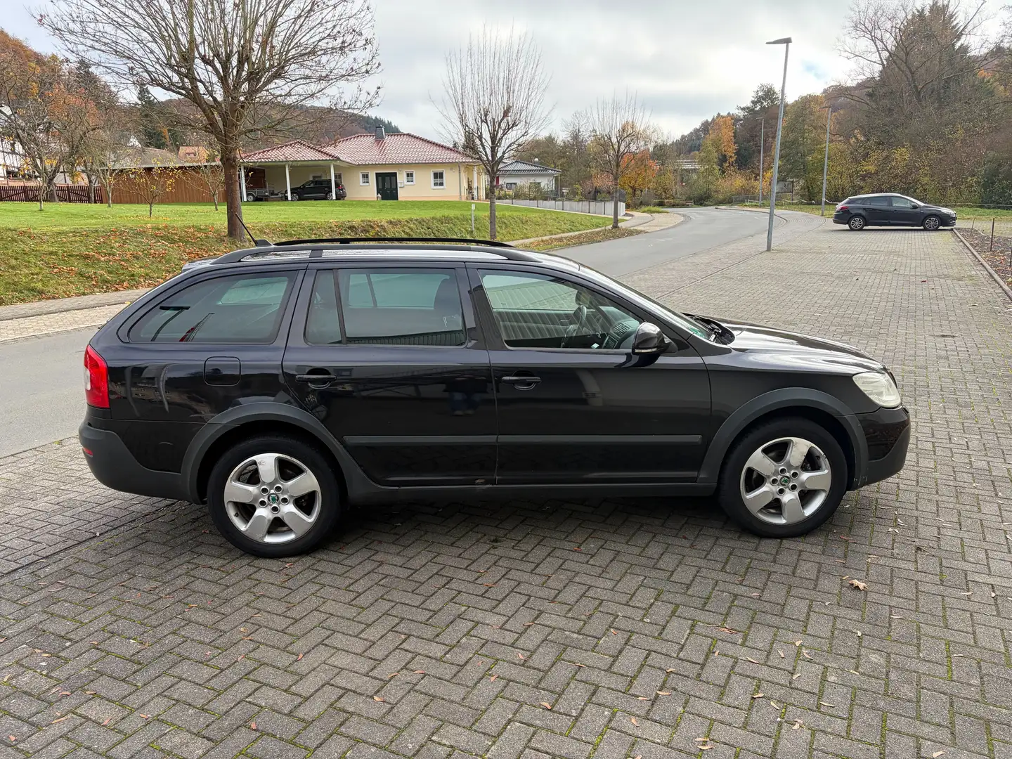 Skoda Octavia Octavia II Scout Diesel 2.0 TDI DPF 4x4 DSG Schwarz - 2