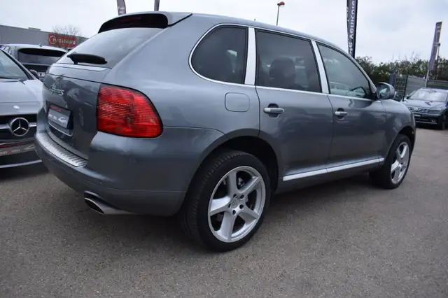 Porsche Cayenne view 8