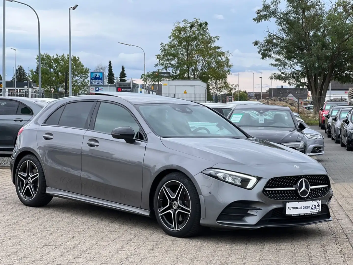 Mercedes-Benz A 180 d AMG Line Night-Paket Grau - 2
