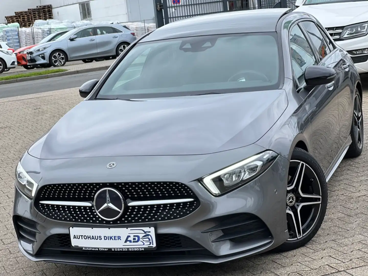 Mercedes-Benz A 180 d AMG Line Night-Paket Grau - 1