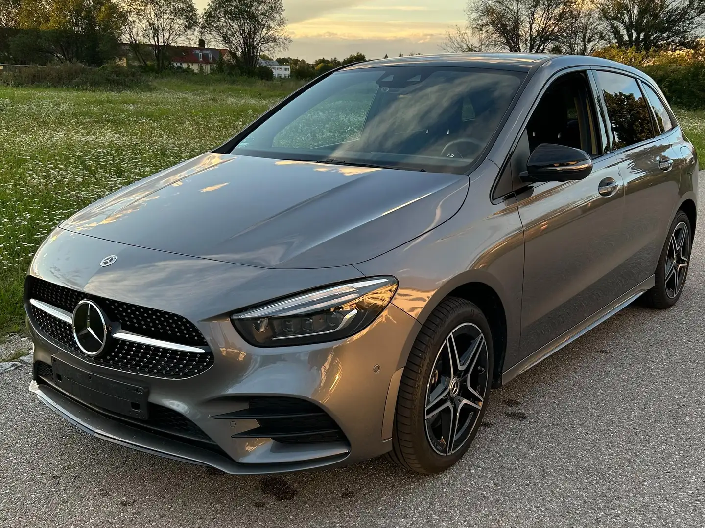 Mercedes-Benz B 250 B-Klasse Plug-In-Hybrid e 8G-DCT AMG Line Šedá - 1