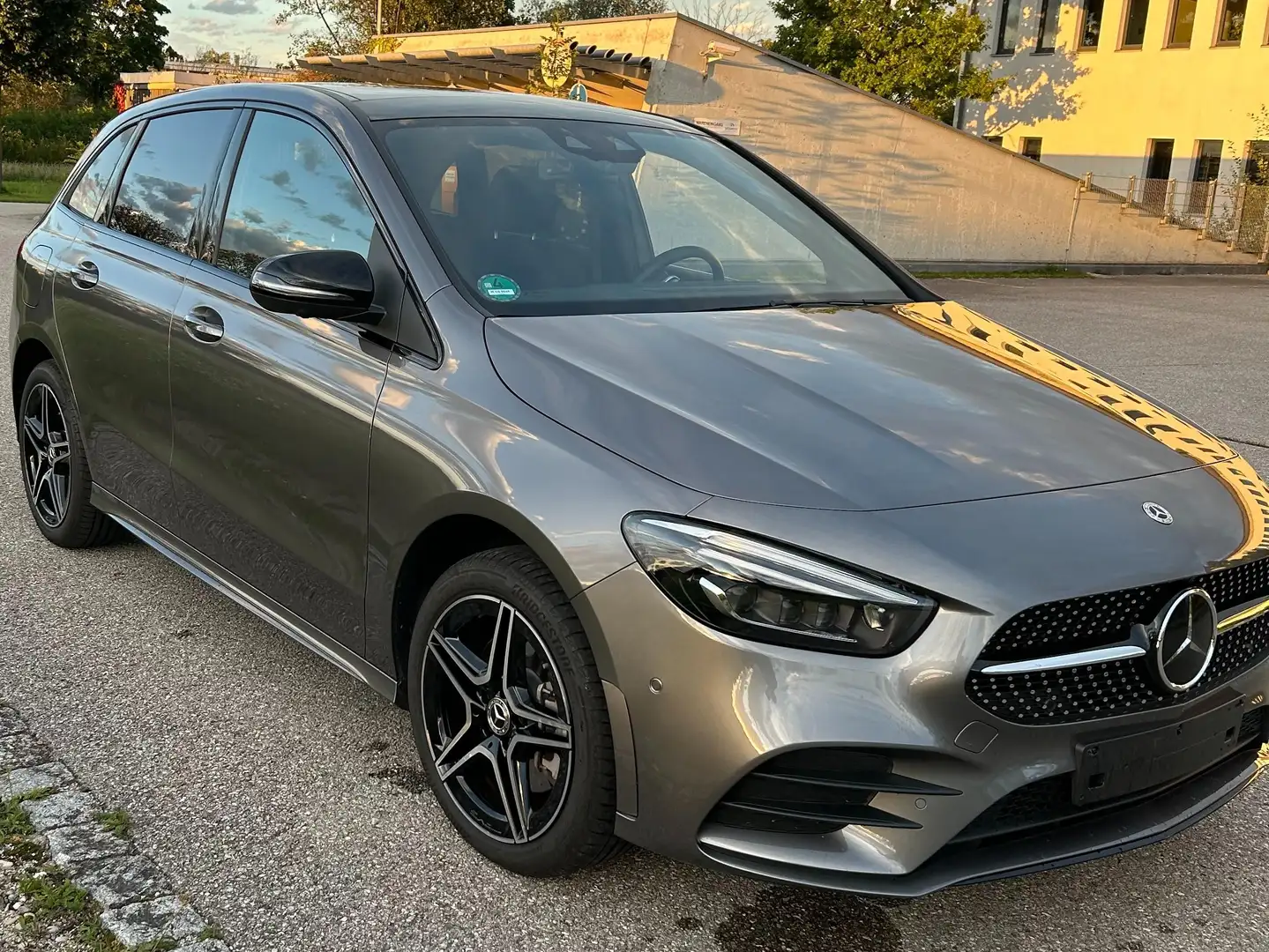 Mercedes-Benz B 250 B-Klasse Plug-In-Hybrid e 8G-DCT AMG Line Šedá - 2