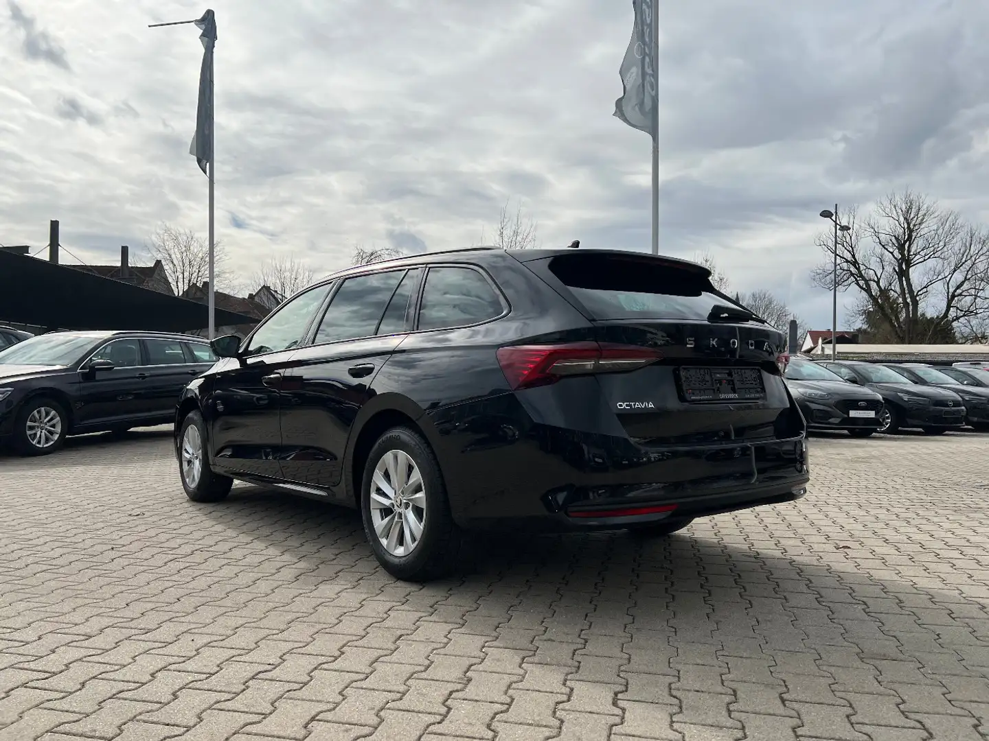 Skoda Octavia Combi 2.0 TDI Selection *LED Kamera ACC* Schwarz - 2