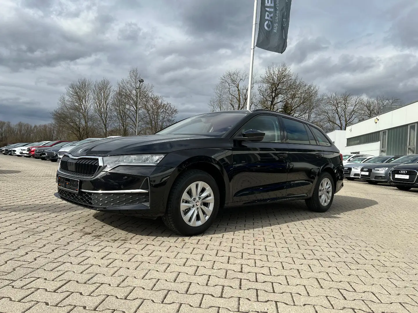Skoda Octavia Combi 2.0 TDI Selection *LED Kamera ACC* Schwarz - 1