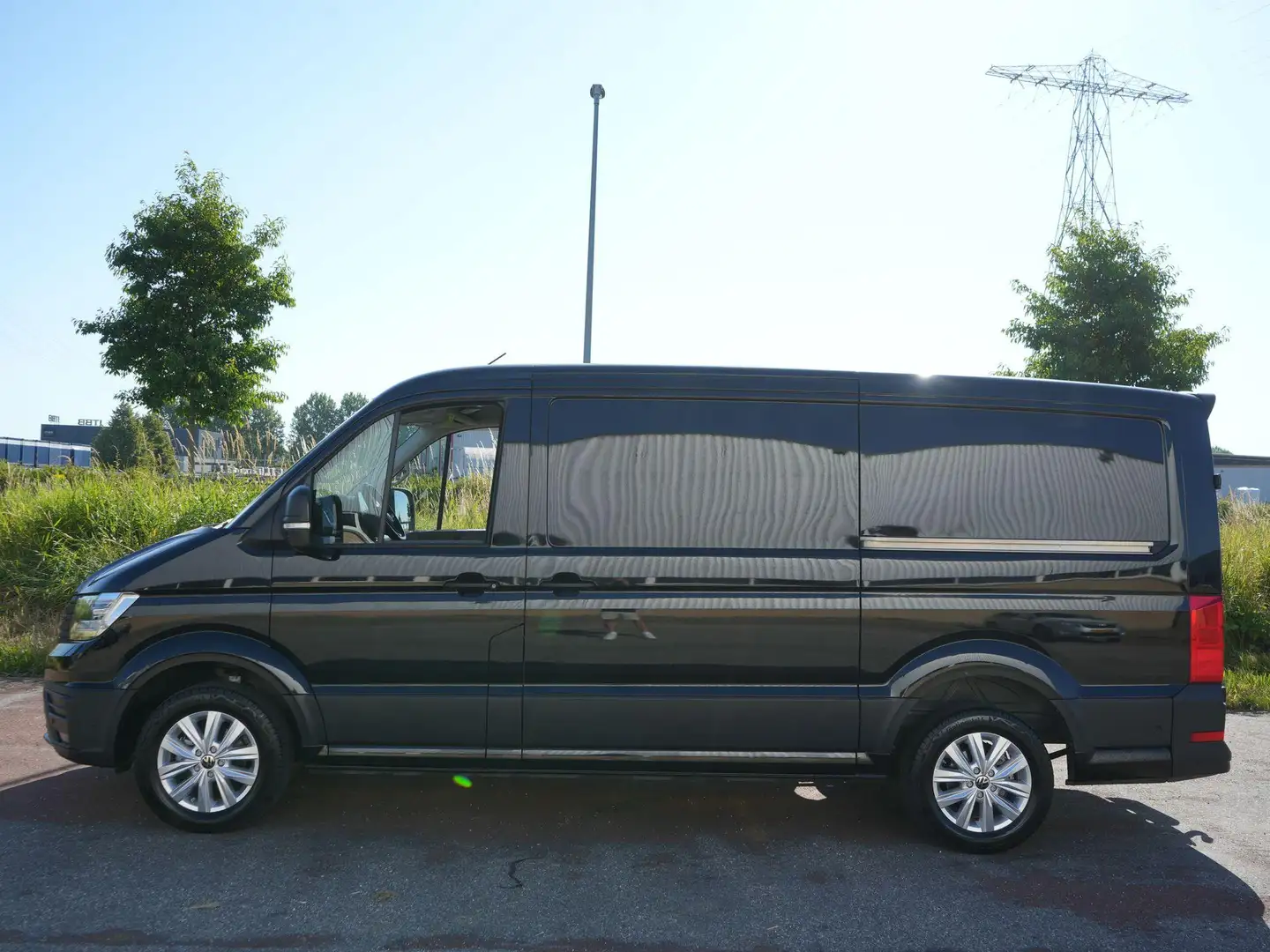 Volkswagen Crafter Bedrijfswagens 30 2.0 TDI L2H1 Exclusive Navigatie Zwart - 2