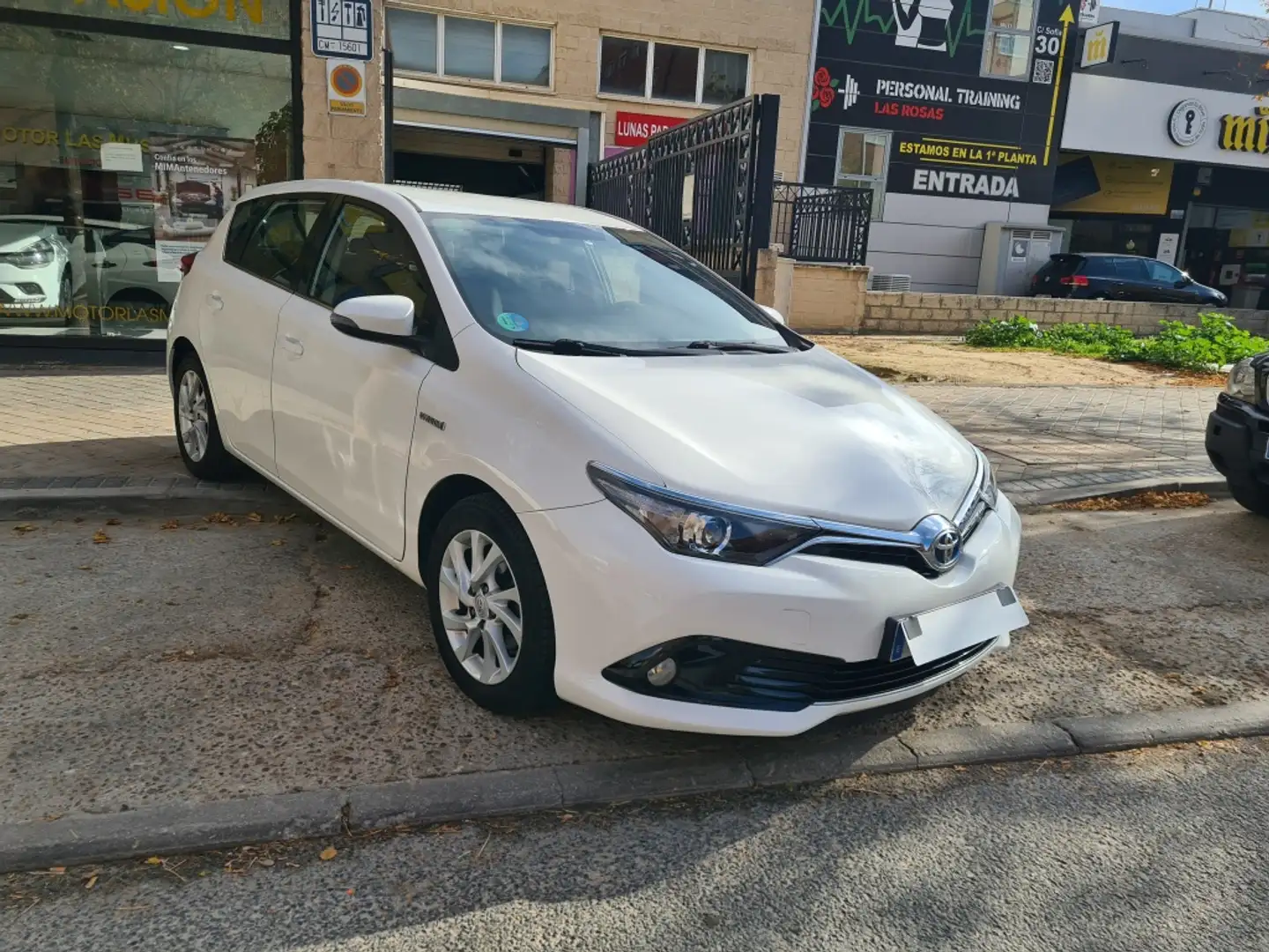 Toyota Auris hybrid 140H Active Blanc - 1
