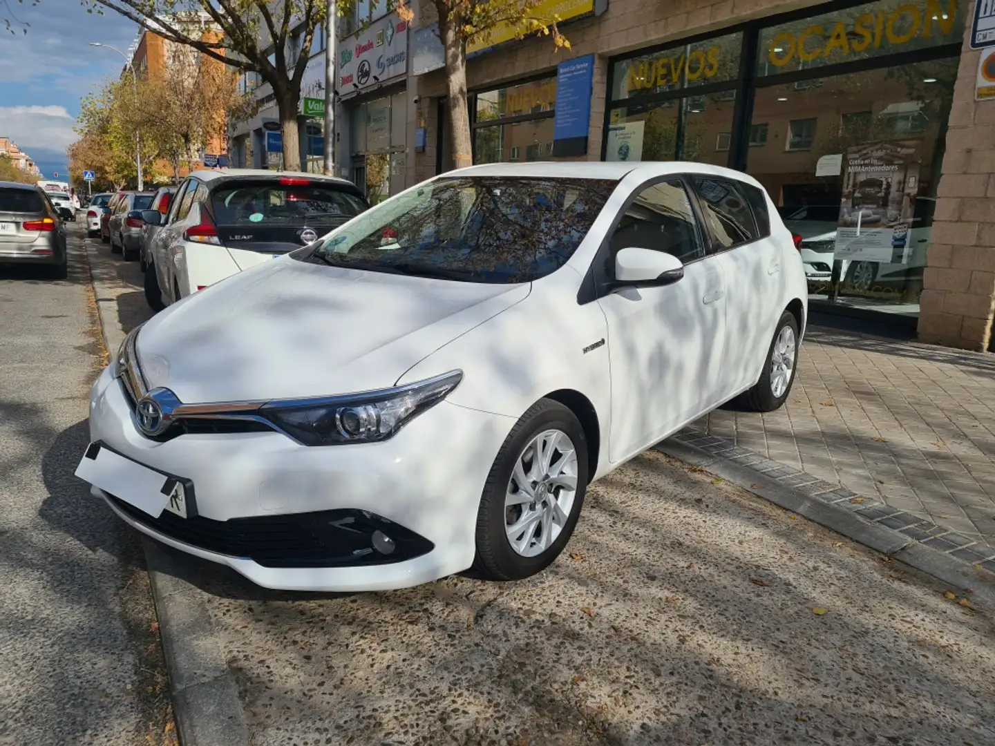 Toyota Auris hybrid 140H Active Blanc - 2
