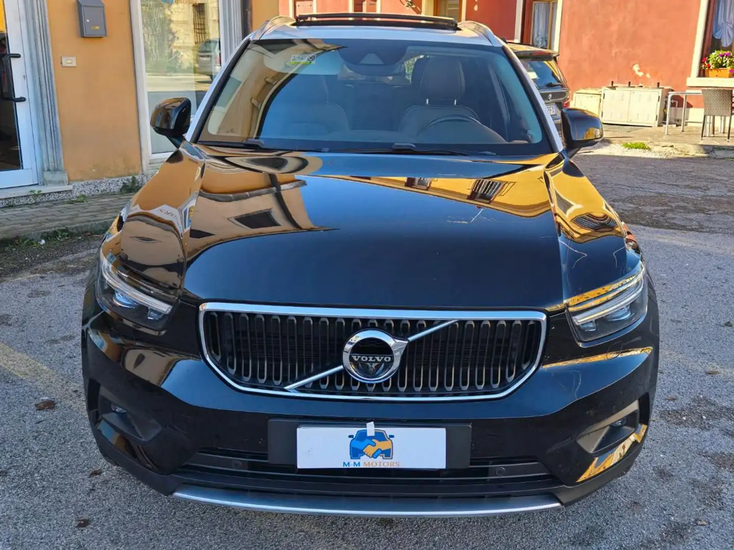 Volvo XC40 D4 AWD Geartronic Momentum Schwarz - 2