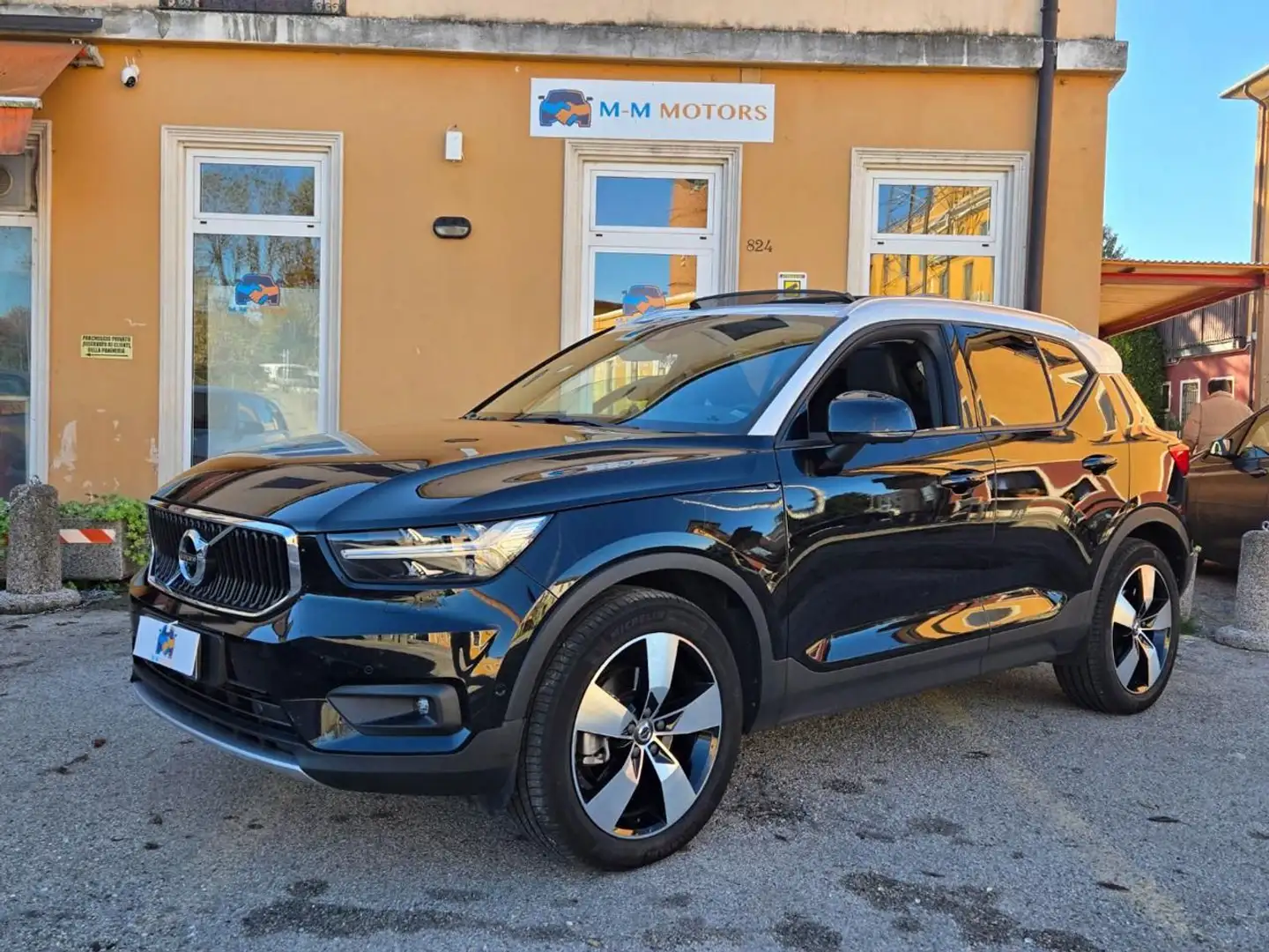 Volvo XC40 D4 AWD Geartronic Momentum Schwarz - 1