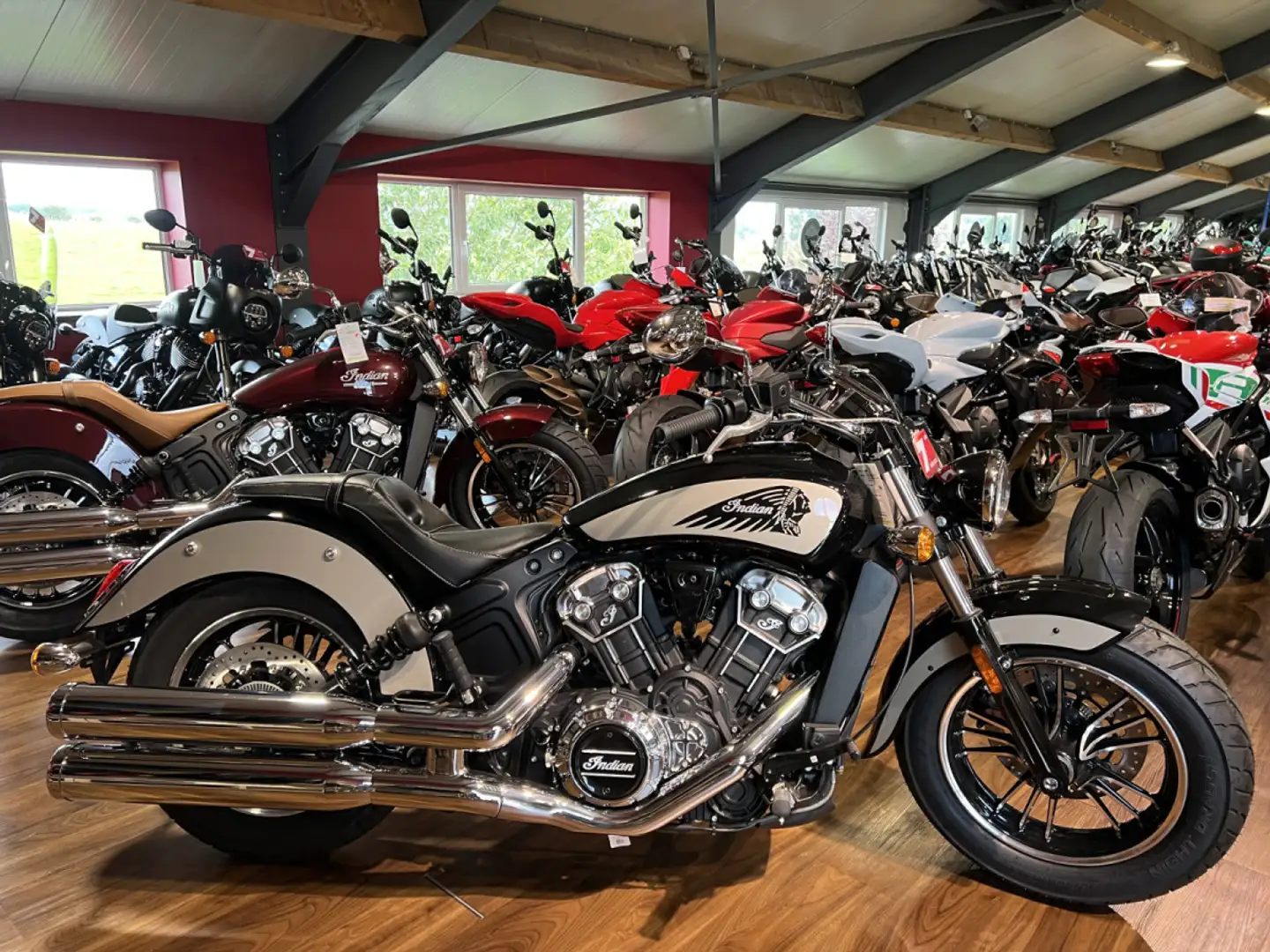 Indian Scout 1200cc Black Metallic Silver Quartz Metallic Noir - 1