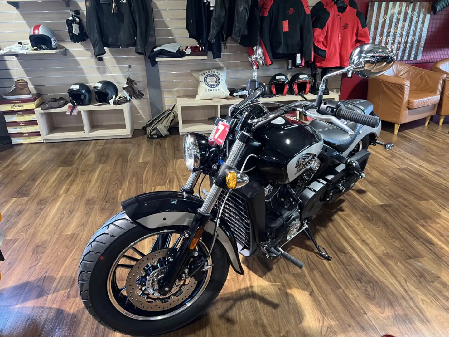 Indian Scout 1200cc Black Metallic Silver Quartz Metallic Noir - 2