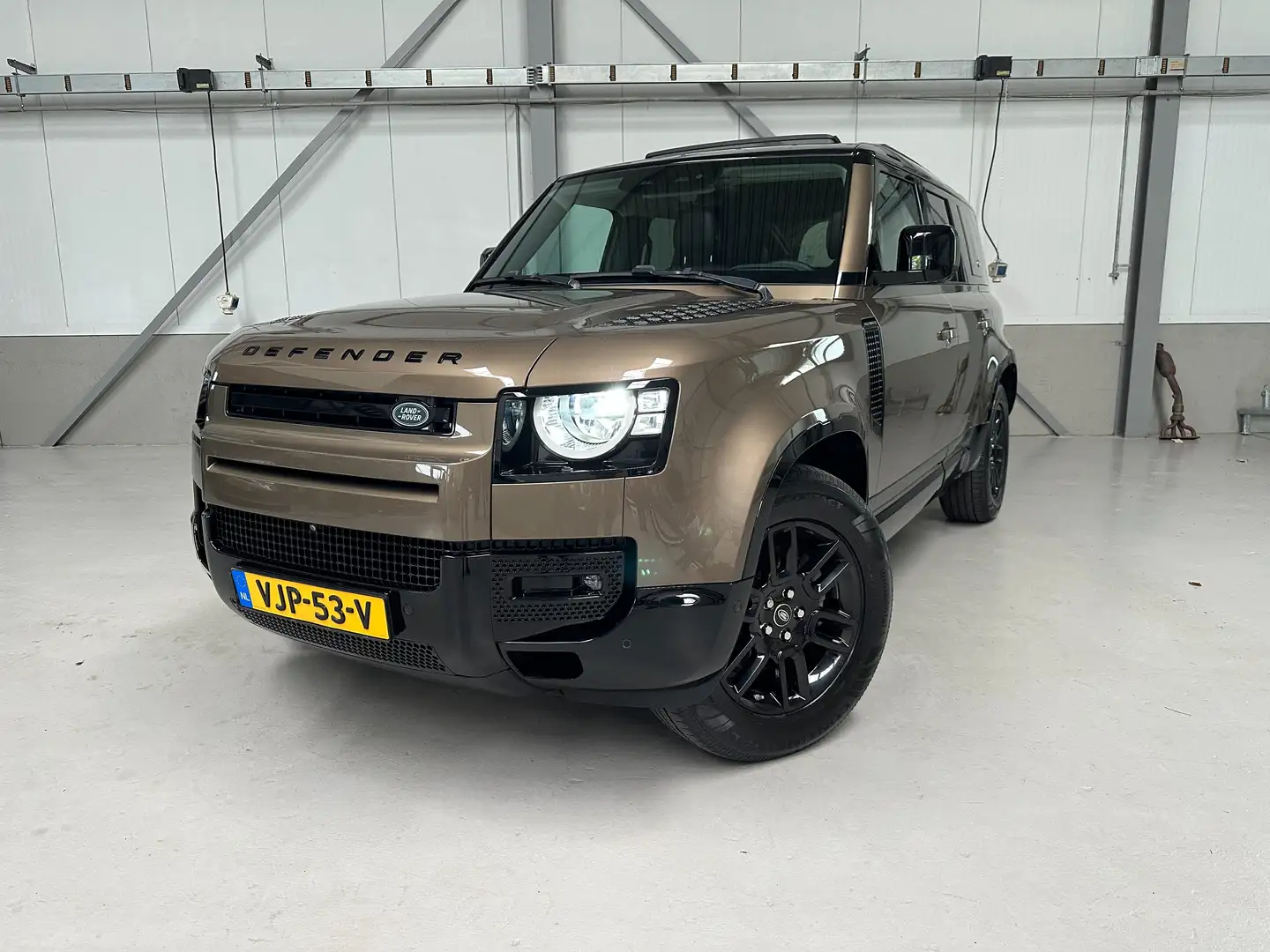 Land Rover Defender 2.0 D240 110 S / BTW auto / Grijs kenteken Bruin - 1