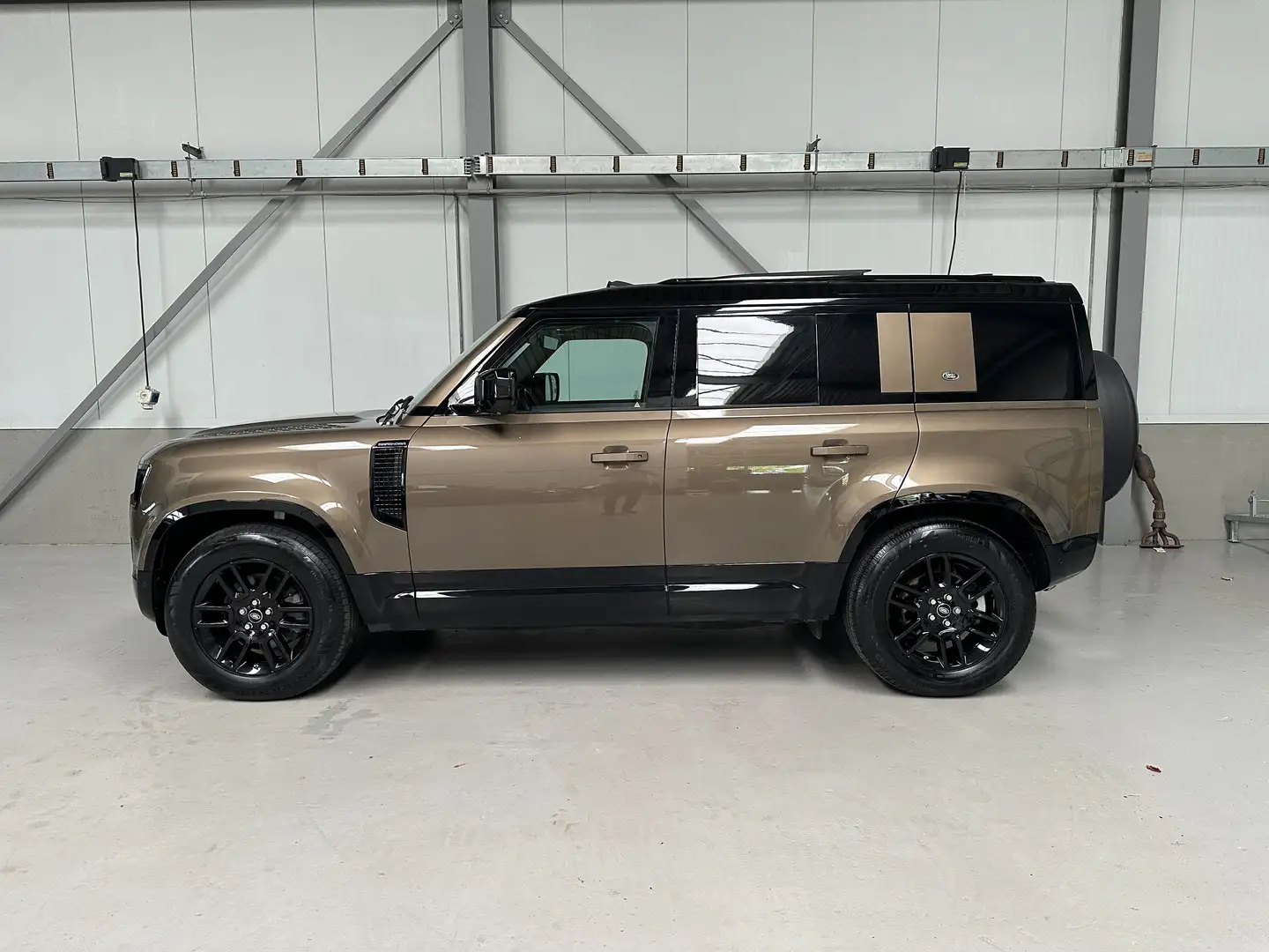 Land Rover Defender 2.0 D240 110 S / BTW auto / Grijs kenteken Bruin - 2