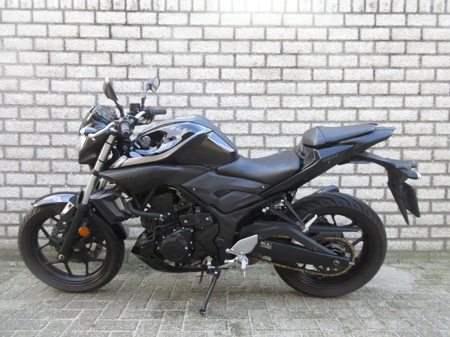 Yamaha MT-320 Zwart - 1
