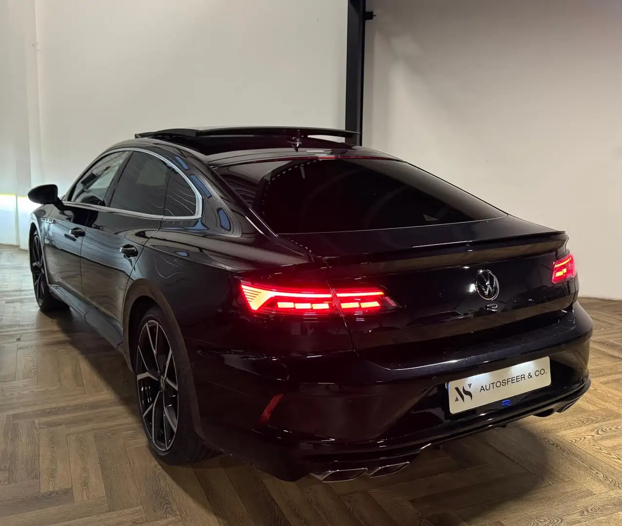 Volkswagen Arteon 2.0 TSI R PANO KEYLESS HUD VOL' Zwart - 2