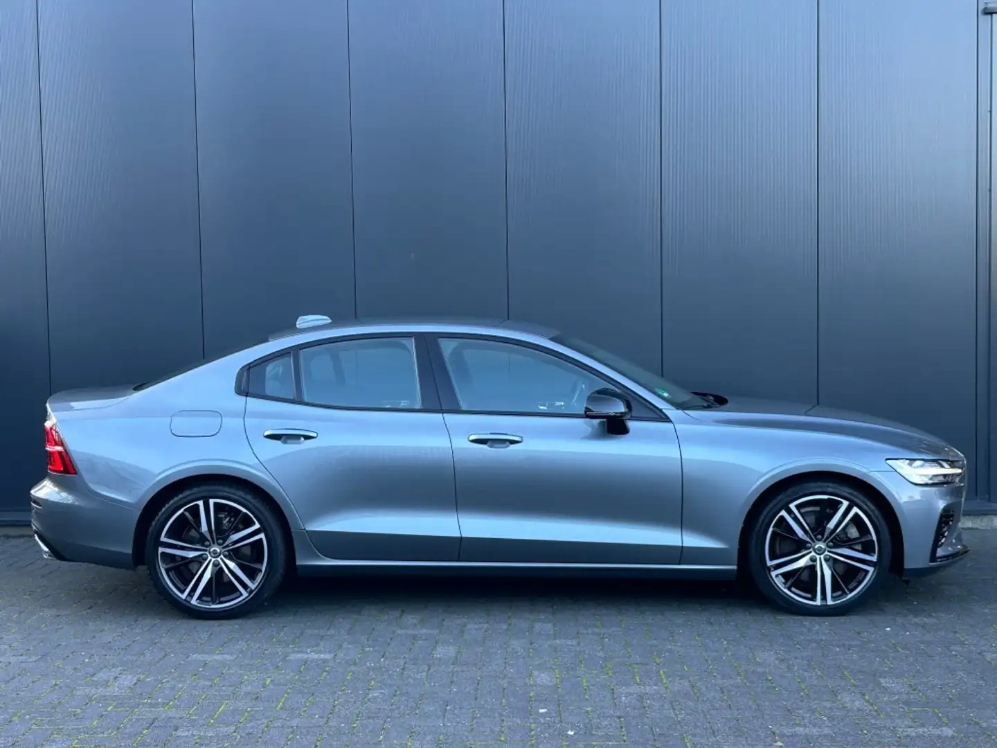 Volvo S60 2.0 T6 AWD R-Design Sportstoel Leder ACC Camera LE Grijs - 2