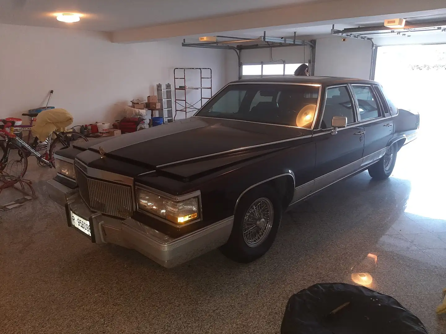 Cadillac Brougham Чорний - 1