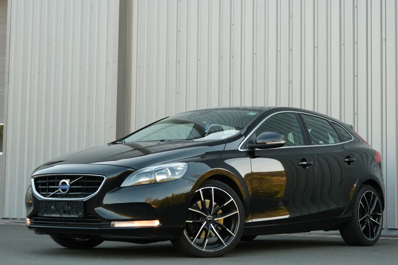 Volvo V40 2.0 D4 Momentum Aut./R.Kamera/Pano/AHK Negro - 1