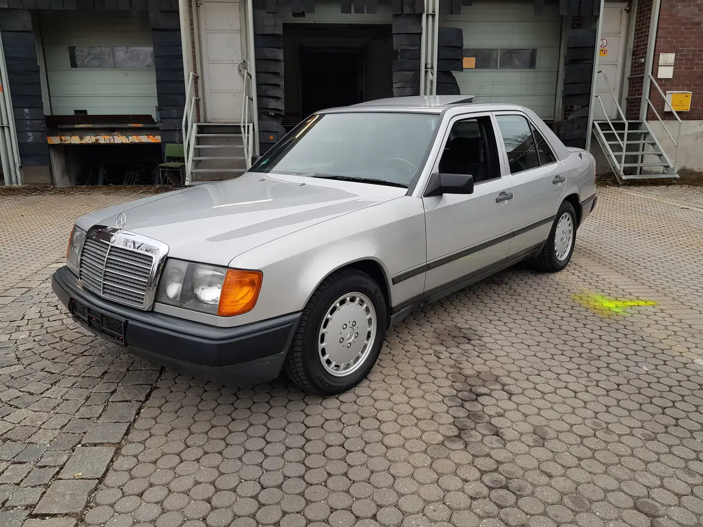 Mercedes-Benz E 300 srebrna - 1