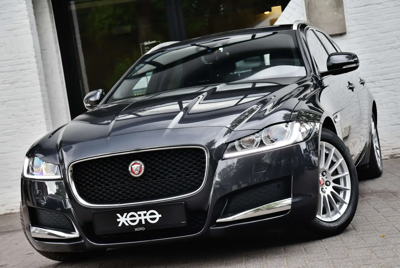 Jaguar XF Sportbrake 2.0 D E-Performance Noir - 1