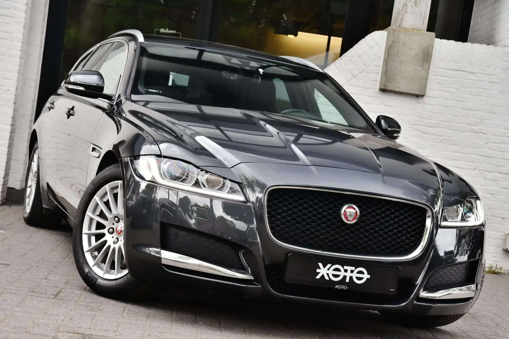 Jaguar XF Sportbrake 2.0 D E-Performance Schwarz - 2