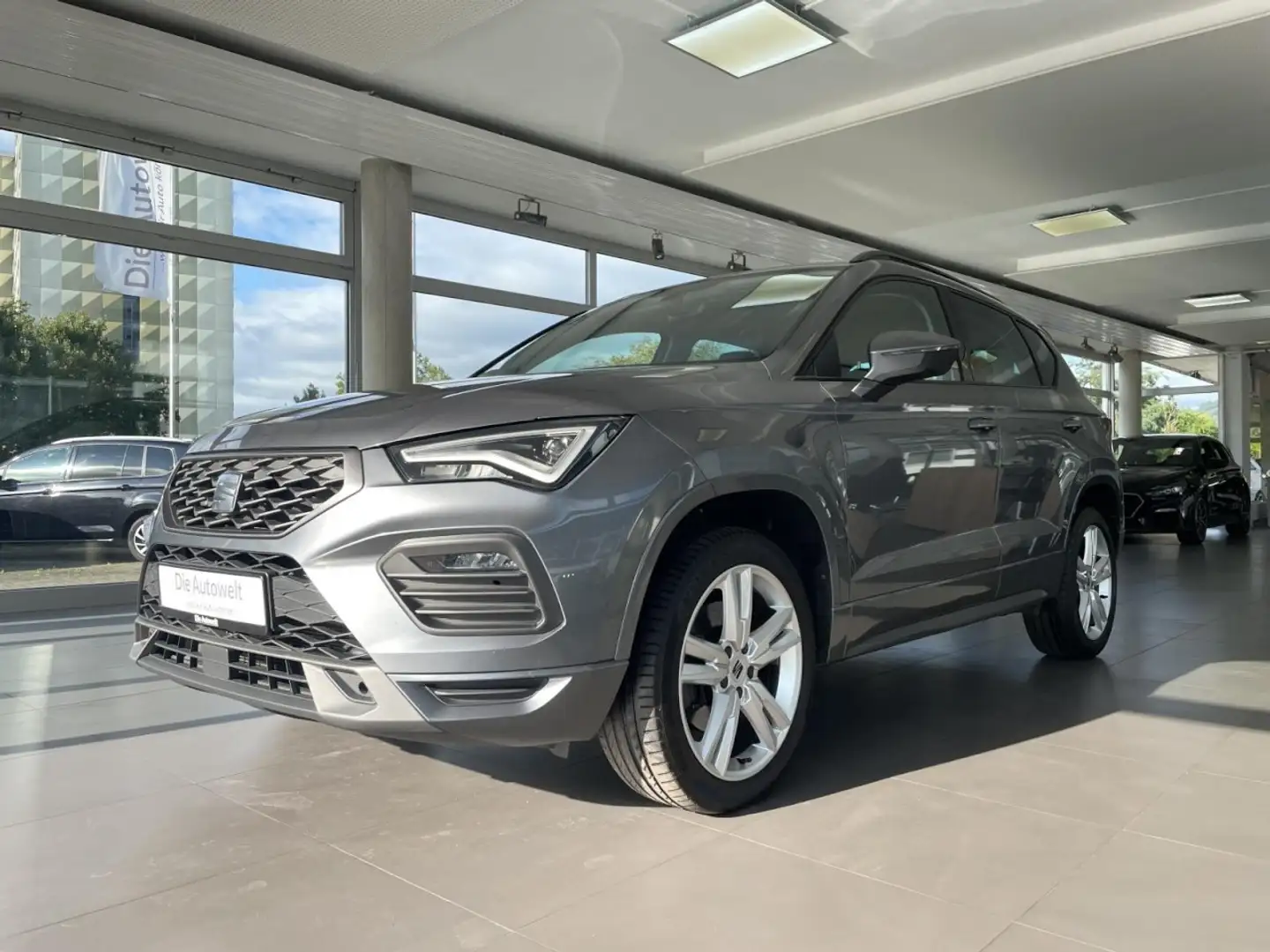 SEAT Ateca FR 2.0 TDI DSG NAVI LED GRA GBA SHZG LED Klima Grau - 2