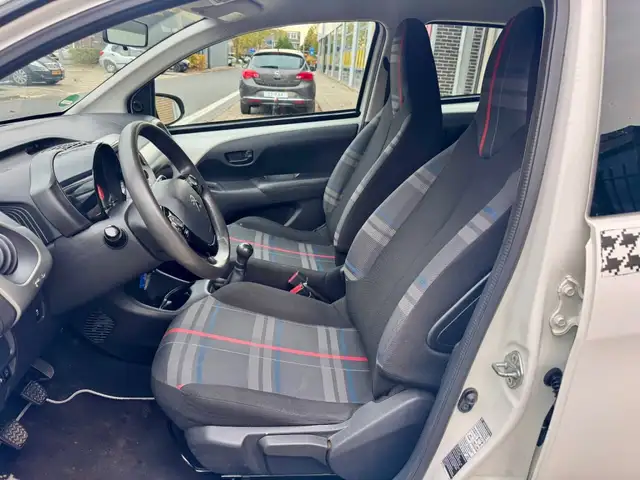 Peugeot 108 view 12