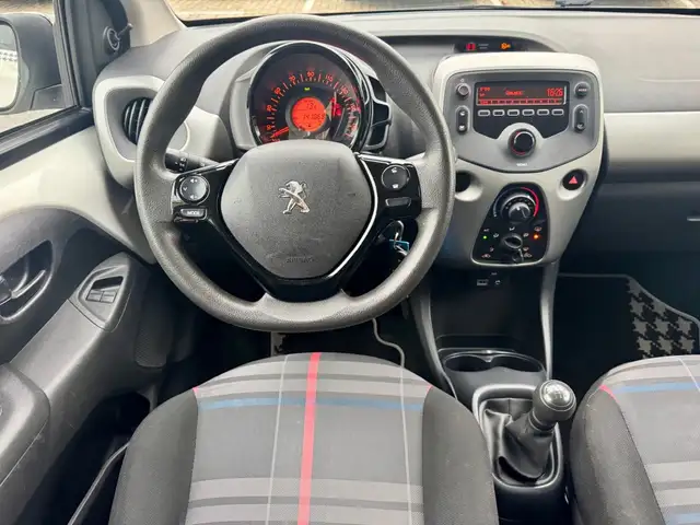 Peugeot 108 view 2