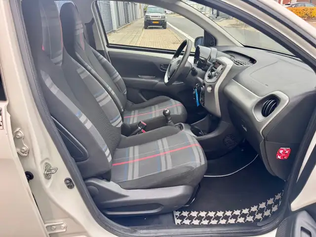 Peugeot 108 view 11