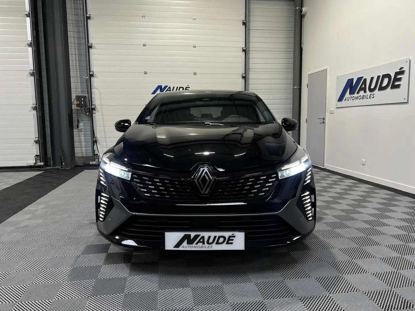 Renault Clio V (2) 1.6 E-TECH FULL HYBRID 145 CH ESPRIT ALPINE  Noir - 2