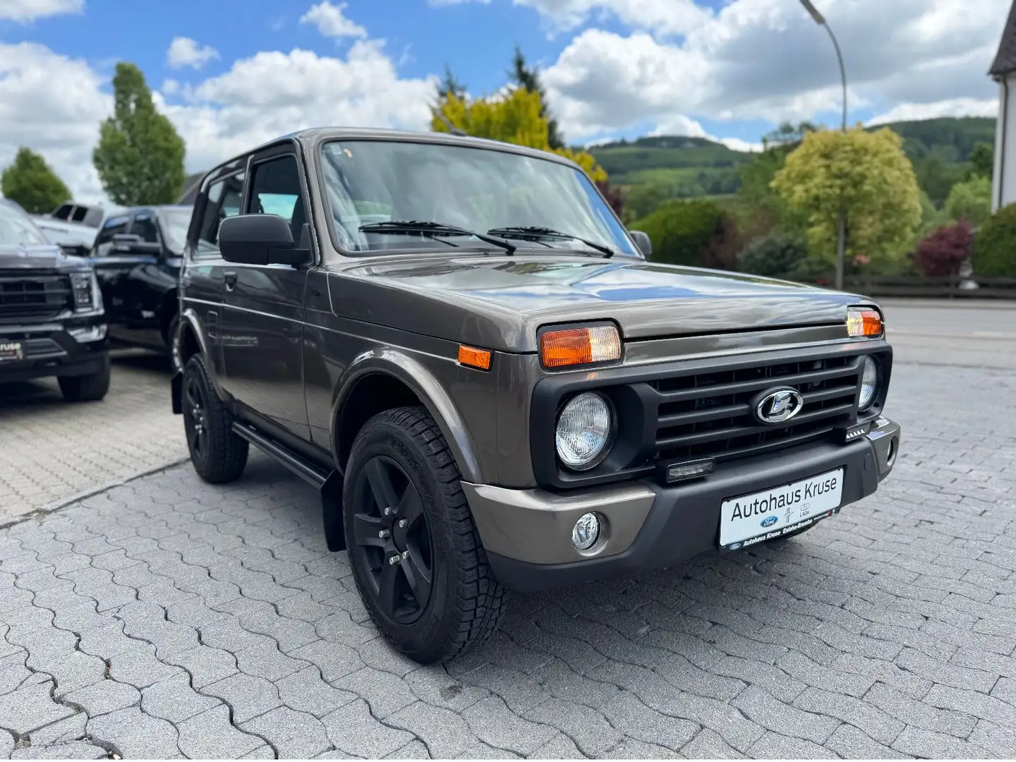 Lada Niva Urban Black Edtion Marrón - 1