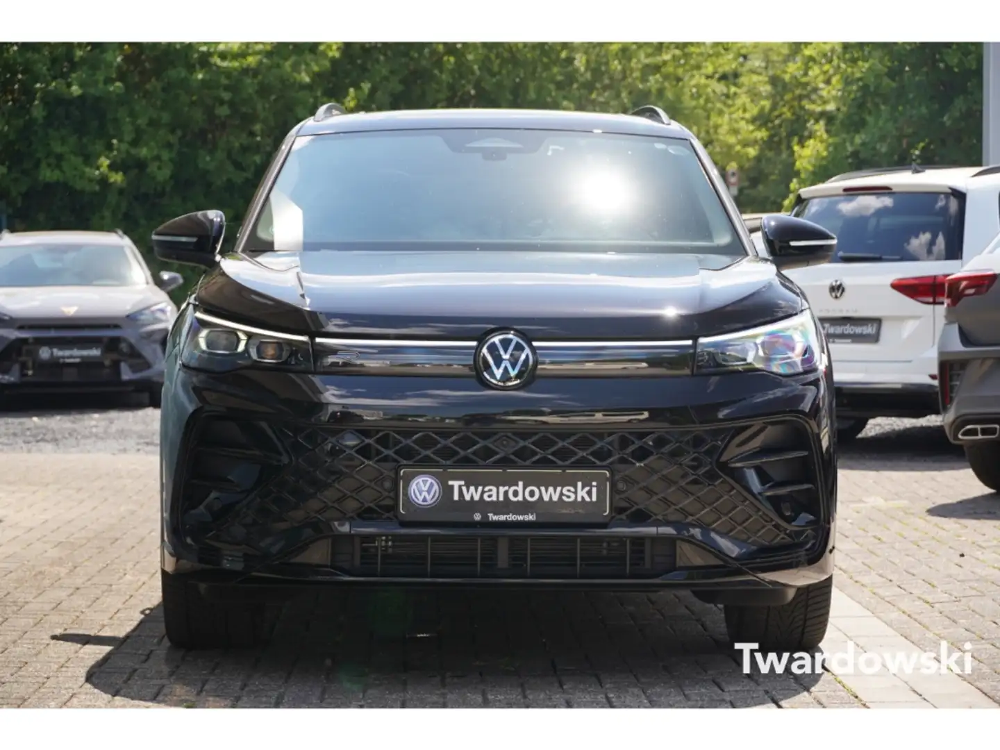 Volkswagen Tiguan 2.0 TDI 4Motion R-Line Black Memory 360° H&K Zwart - 2
