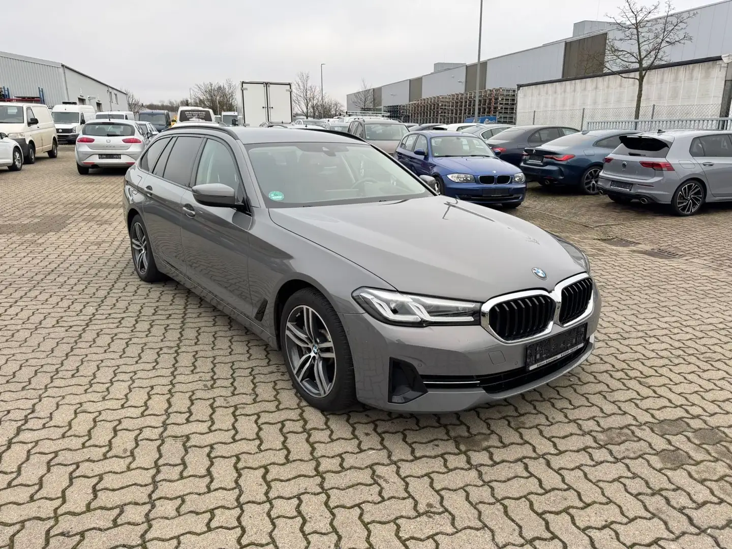 BMW 530 e xDrive-HEAD UP-AHK-DISPLAY KEY Grau - 2