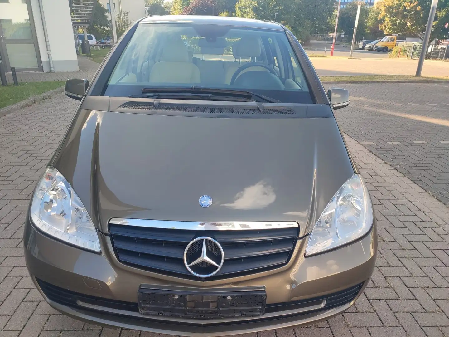 Mercedes-Benz A 180 -Klasse Anhängerkupplung, Klima, panoramada Gold - 1