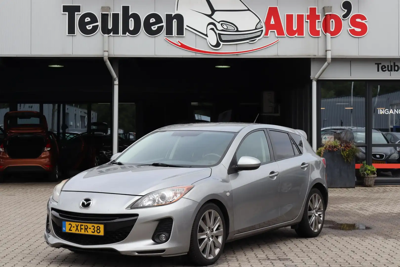 Mazda 3 1.6 CiTD Navigator Koppakking is lek, motor loopt Grijs - 1