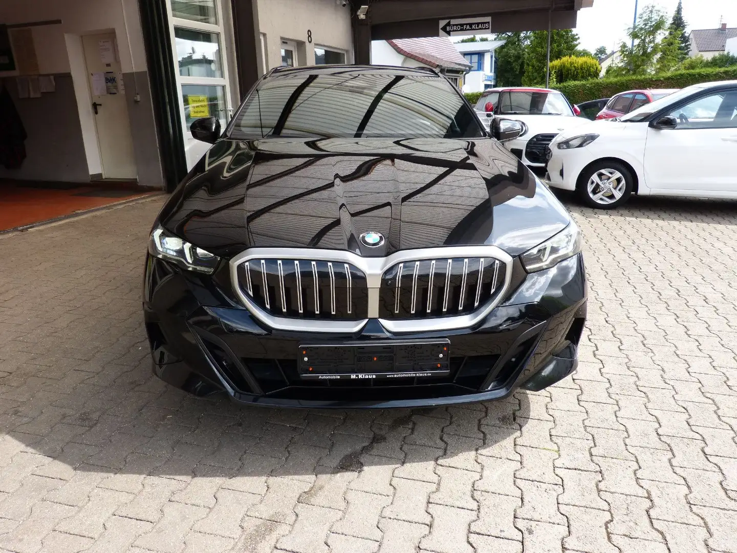 BMW 520 d xDrive  M Sport ACC HiFi  HEAD-UP AHK LHZ Schwarz - 2