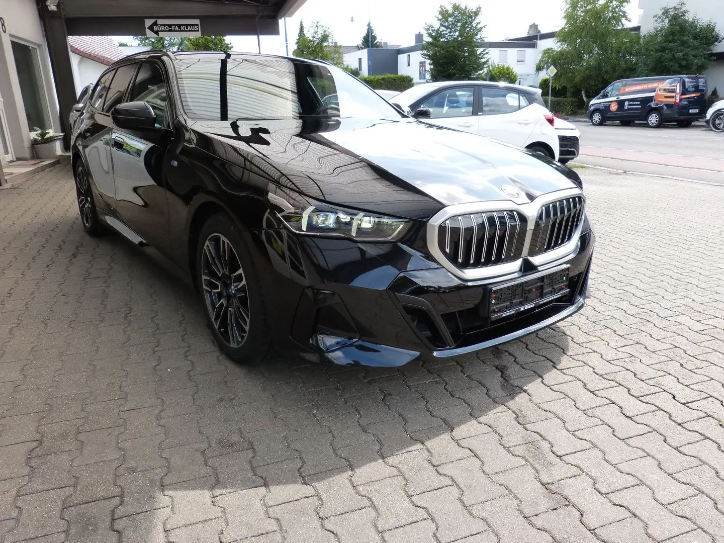 BMW 520 d xDrive  M Sport ACC HiFi  HEAD-UP AHK LHZ Schwarz - 1