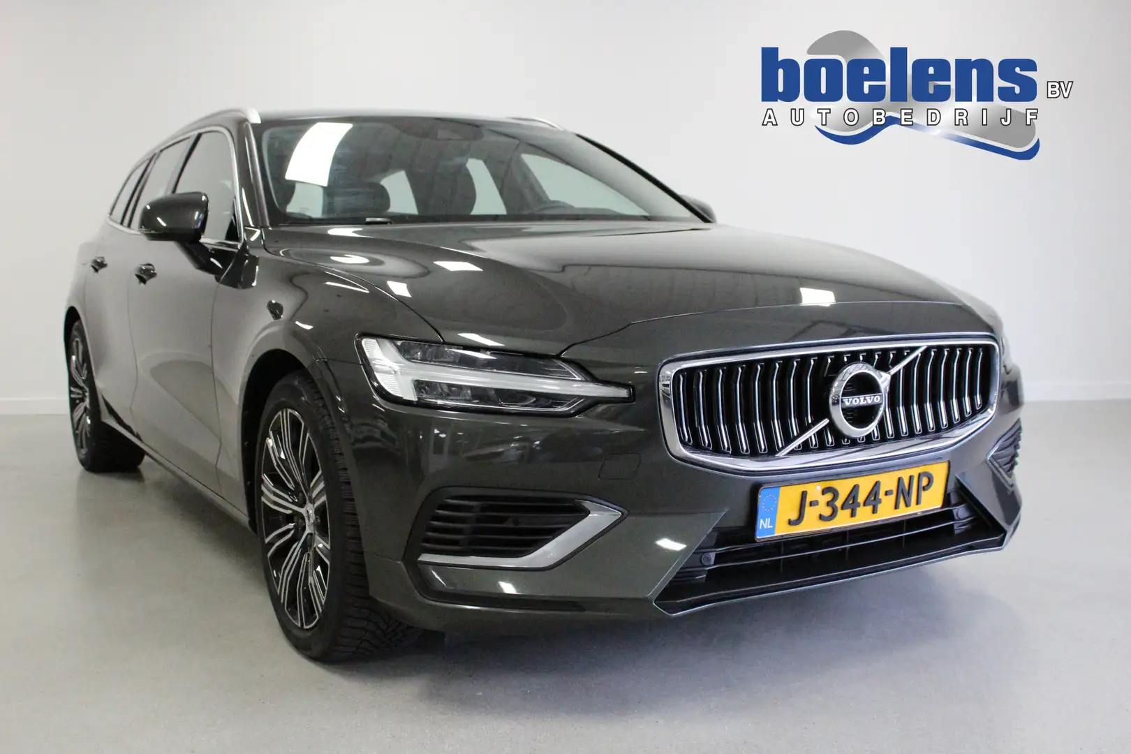 Volvo V60 2.0 T6 Recharge AWD Business Pro | NL-AUTO+N.AP! | Grijs - 1
