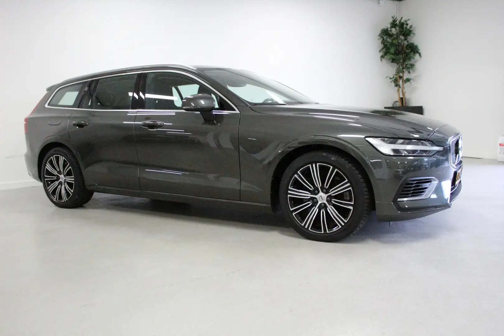 Volvo V60 2.0 T6 Recharge AWD Business Pro | NL-AUTO+N.AP! | Grijs - 2